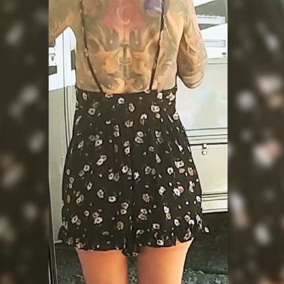 Backless Floral Romper - Picture 8 of 16